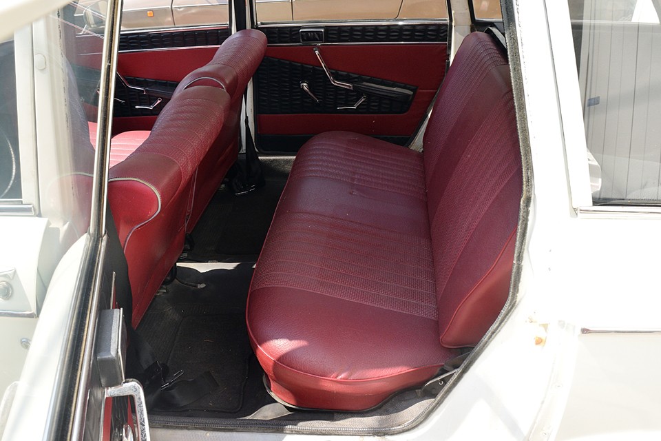 リアシートはほとんど使用感のない状態です。物を置いていて、動かした直後に撮影したので少し跡が付いてますが、もちろんもう消えてます。