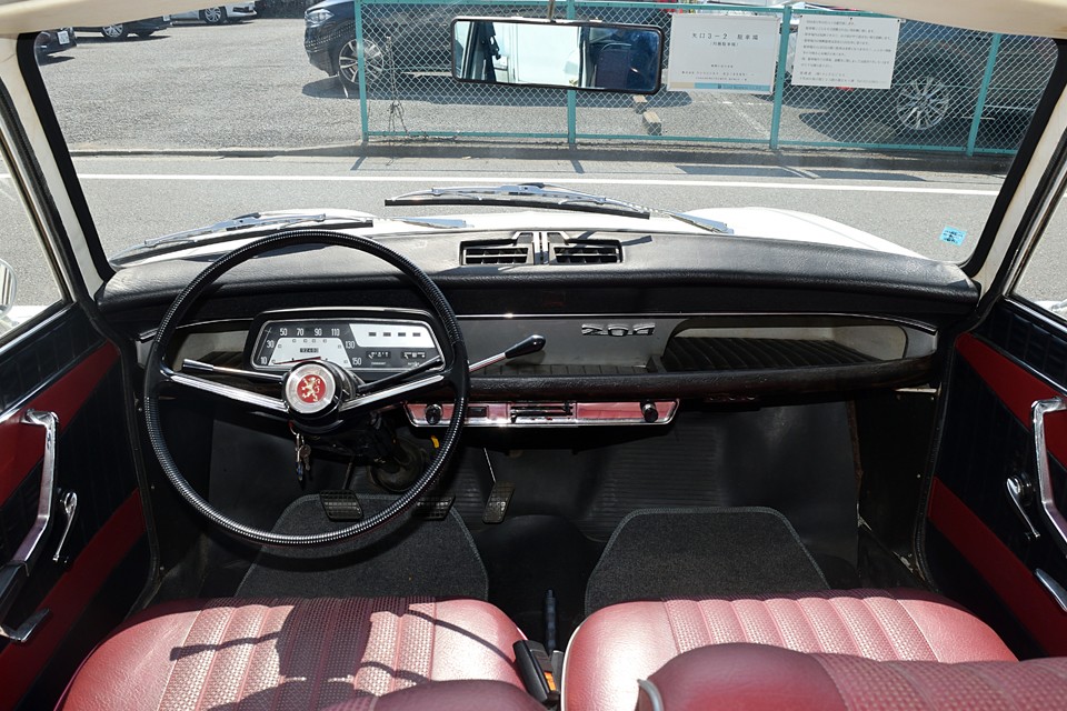 パッと見、スカスカで足りない感じですが、じっくり見て下さい。ほら、リラックスしていませんか？現代車にてんこ盛りの「便利という名のゴチャゴチャ装備」って本当に必要？って考えさせられます。