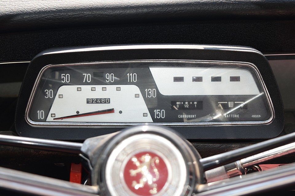 60年代らしい、少しサイケでレトロなデザインのメーターがいい感じ！最近流行りのレトロっぽいものとは、やはり存在感が違いますねぇ。