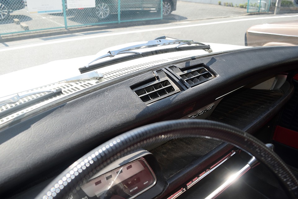 旧車には良くあるダッシュパネルの割れや、表皮の剥がれもありません。視線に入るところなので、割れはやはり気になりますからね。