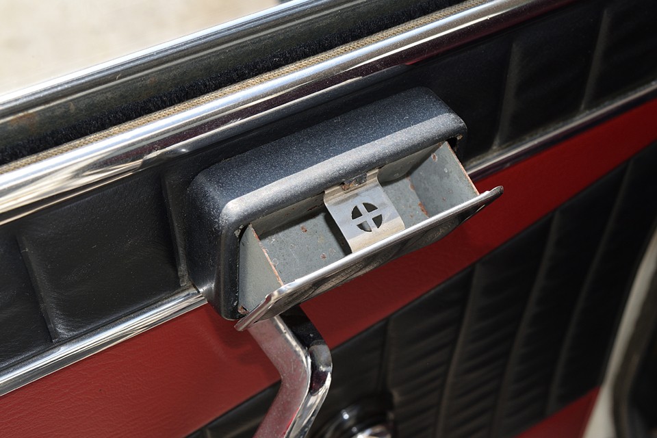 リアドアには当時の上級車の証とも言える灰皿を装備。ある意味、現代車には無くなってしまった、旧車ならではの装備かと。