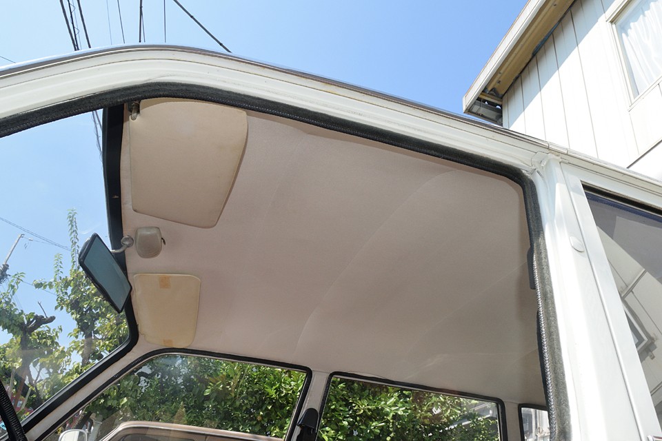 白系ビニールレザーの天張りは明るく開放感がありますね。状態も過去に張替えされているようで、経年での薄汚れは若干ありますが、破れや垂れは無く、良い状態と言えると思います。