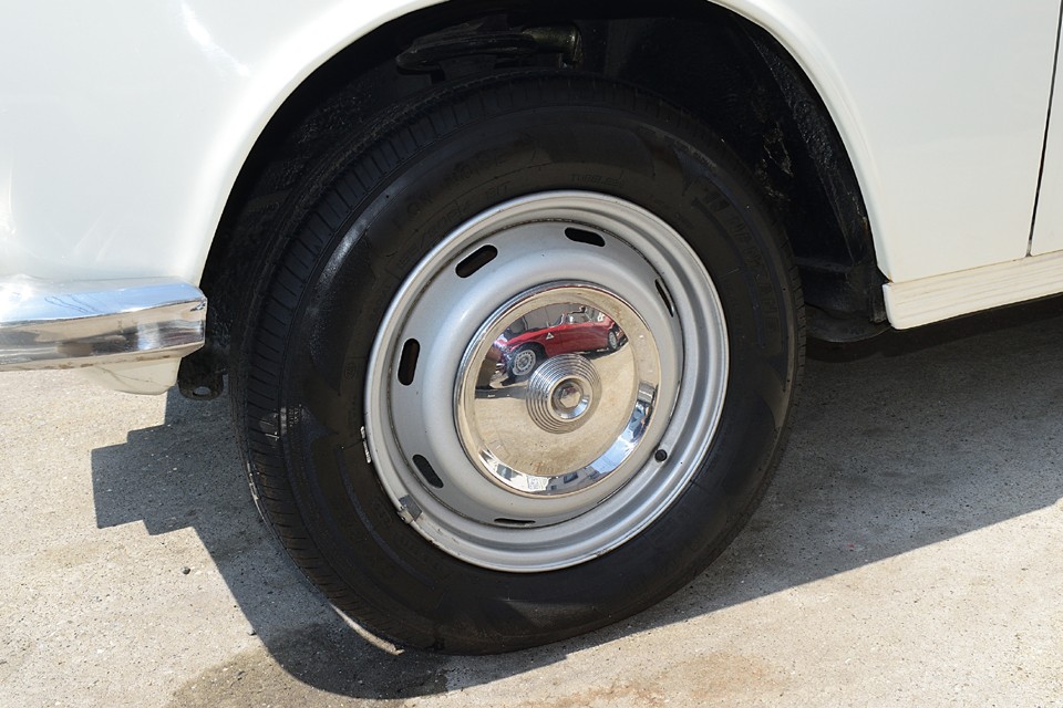 鉄ッチンホイールは1本に小キズがありますが、シンプルでスッキリした印象のホイールキャップはキズらしいキズは無く、4本すべてがこの輝き！