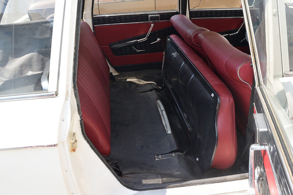 まずはリアシートの座面を立ち上げて・・・。