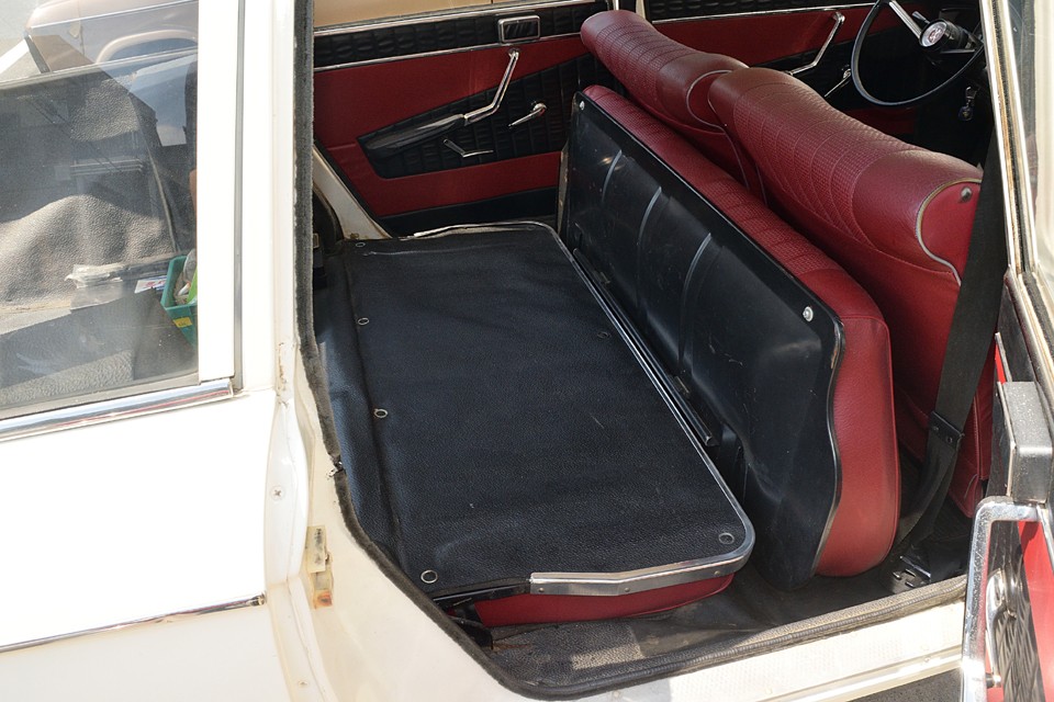 リアシートの背もたれを畳めば広大なスペースに！