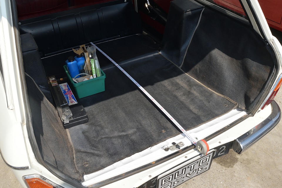 『広い広い』って実際どれくらいなの？と言うご要望？！にお答えして実測してみました。リアシートを折り畳んだ状態での荷室の全長は・・・。