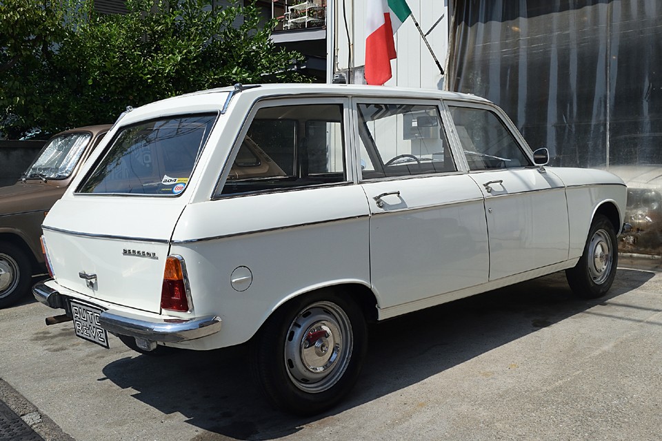 更に、長い期間動いていなかったおクルマですし、若干のフルード漏れもあったので、ブレーキマスターシリンダー交換、リアホイールブレーキシリンダー交換、フロントブレーキキャリパーＯ/Ｈ、フロント＆リアブレーキホース交換とブレーキをすべて一新！