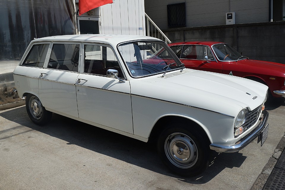 これは、もしやとガソリンタンク内を覗いてみたところ、恐ろしい光景が・・・そう、腐ったガソリンに、サビが混じりあって、茶色のドロドロの物体が！