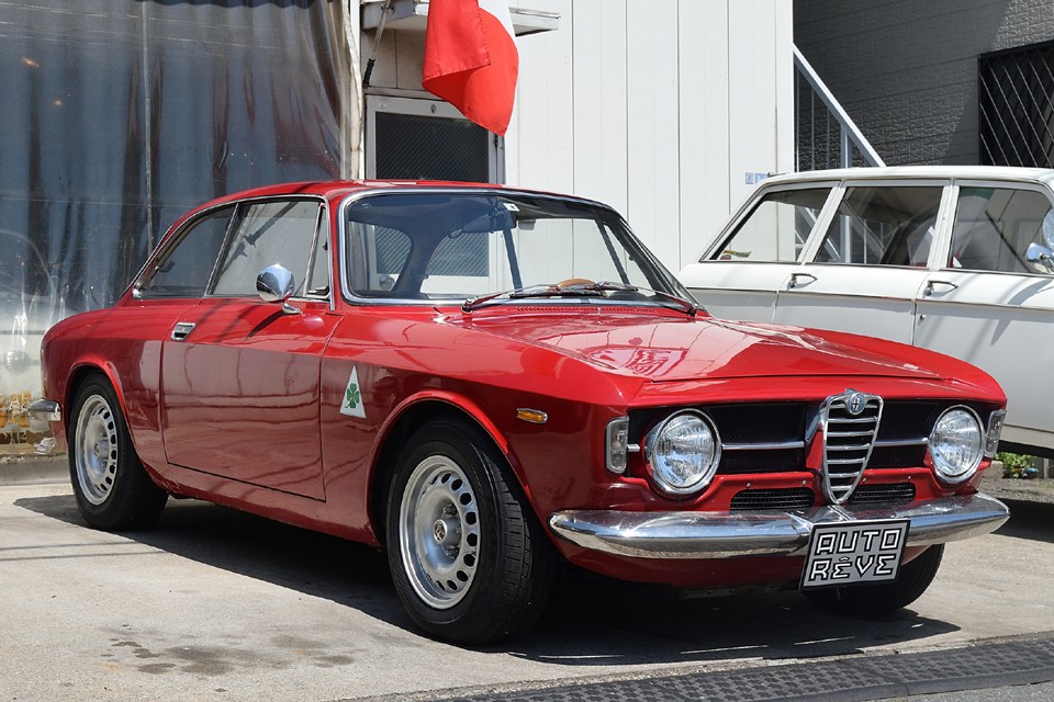 この頃のアルファの正式名称ってなんでこんなにも複雑なんでしょう？この『ジュリア1300ジュニア』の名称も1966～1973年までで、1974年からはジュリアが消えて『GT1300ジュニア』に。