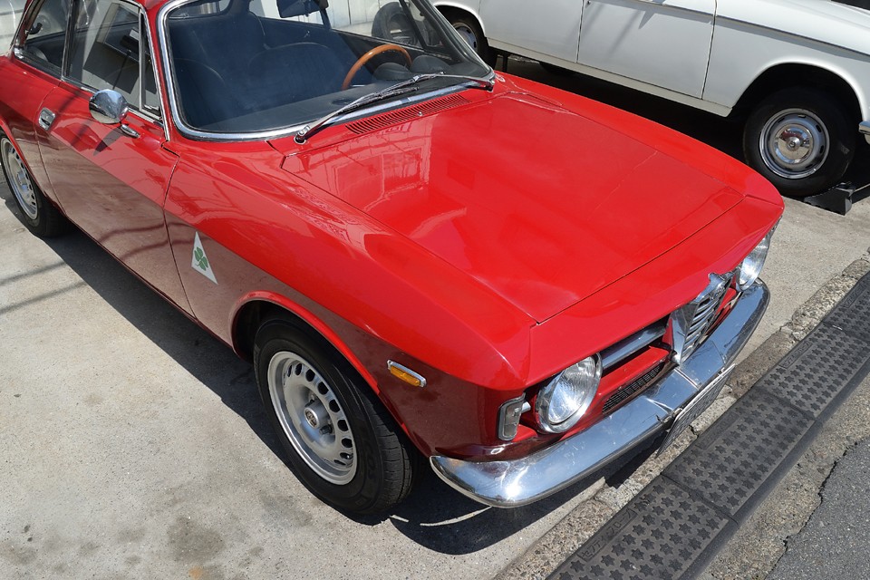 過去に全塗装が施されているようですが、弊社入庫時はほぼツヤなし状態・・・頑張って磨いて何とかご覧いただけるくらいの状態にはなったかと。