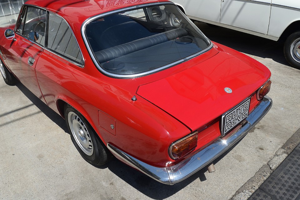 ご覧の通り、車体全体にわたってパネルで色が違うようなことはありません。上面を向いたボンネット、ルーフ、トランクフードは色褪せしやすいですが、現在はちゃんとAlfa red（苦笑）