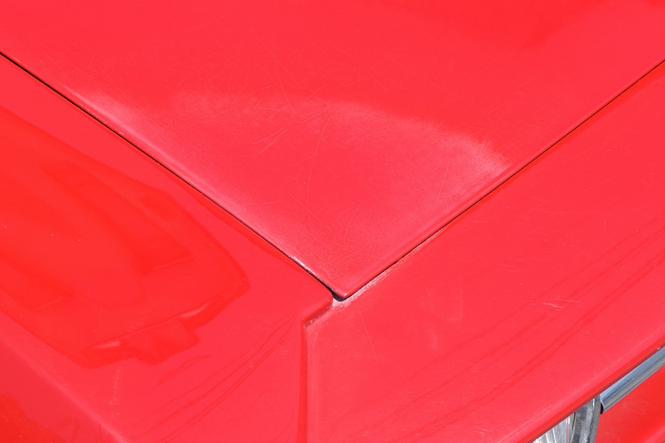 全体的には好印象の塗装ですが、残念ながらご覧のボンネットの1ヶ所だけが、クリア劣化してツヤのない状態です。