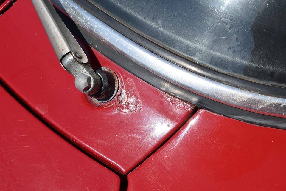 それから、塗装屋さん泣かせの塗料の乗りにくい部分ですが、ワイパーアームの根本付近に塗装割れがあります。