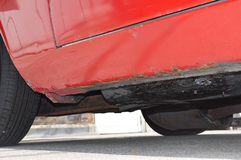 それからアルファに限らず旧車の鬼門。錆びやすいサイドシルがやはりこの状態。穴が開いて欠損しているような状況ではないので、今なら板金もそれほど大掛かりにならずにいけそうです。