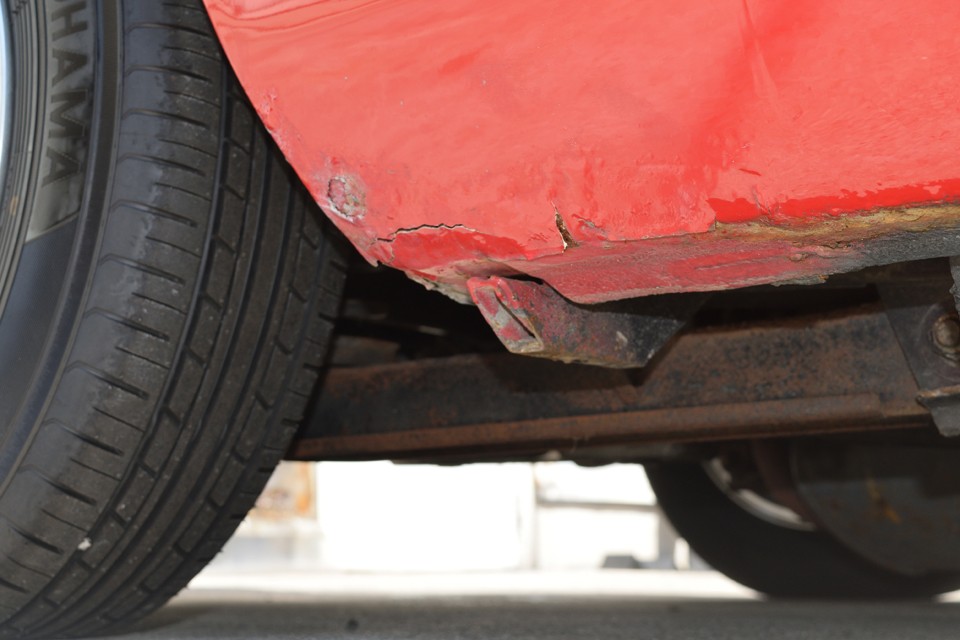 なんかパックリと塗装が割れちゃってるけど大丈夫？って心配になると思いますが、ジャッキアップポイントなので、もともと変形しやすい個所。必然的に塗装も割れます。