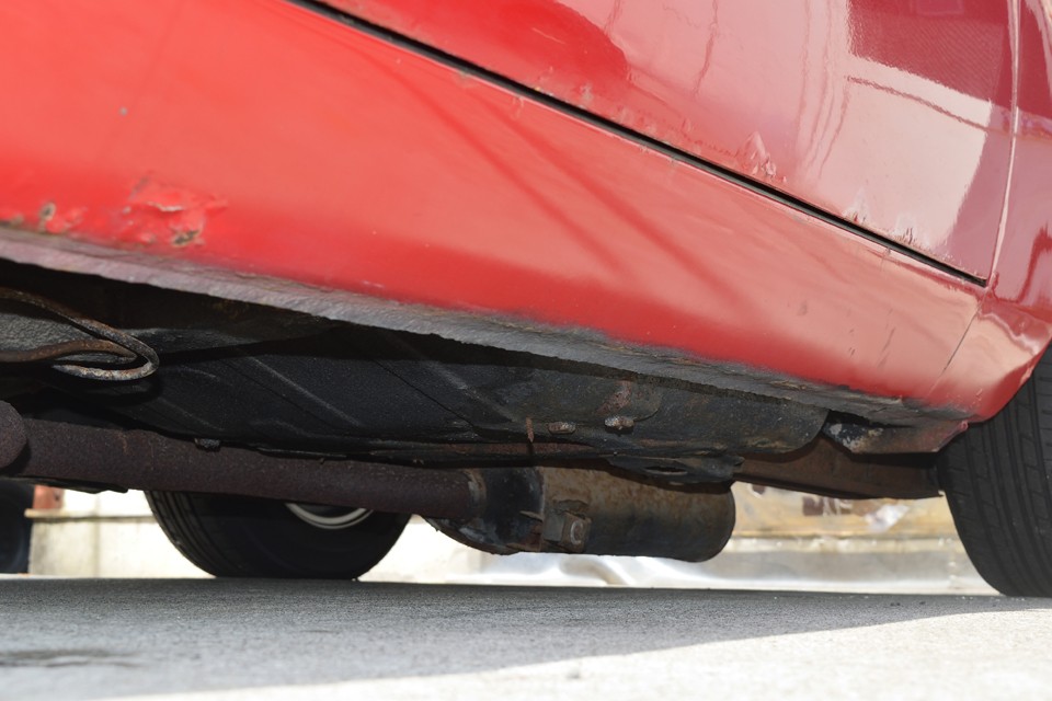 反対側のサイドシルはまだ軽度ですが、やはり小さな浮きサビがあります。