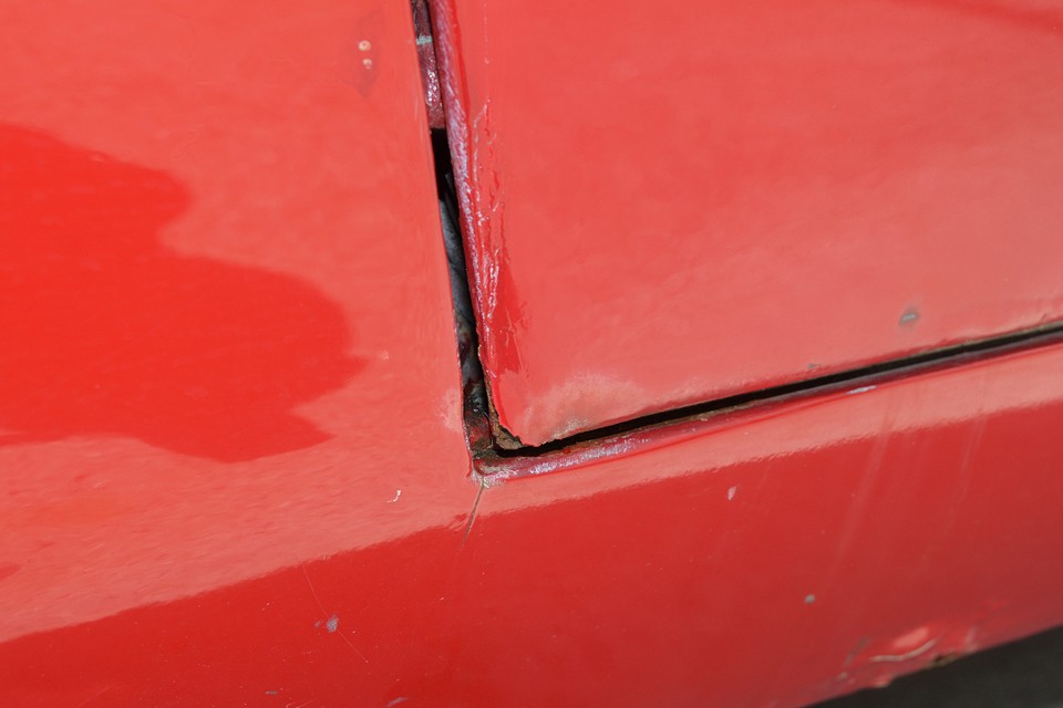 旧車をあまりご覧になった事の無い方だと『こんなに錆びてて大丈夫？』て思われるでしょうが、私がこれまで見てきた旧車のボディのサビのなかでは、軽微な部類かと。