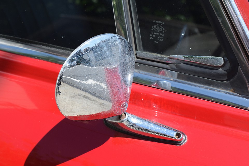 メッキ類のパーツもプツプツ劣化が目立ちますが、レストア（新品で仕立て直し）車両でなければ、むしろ標準状態かと。