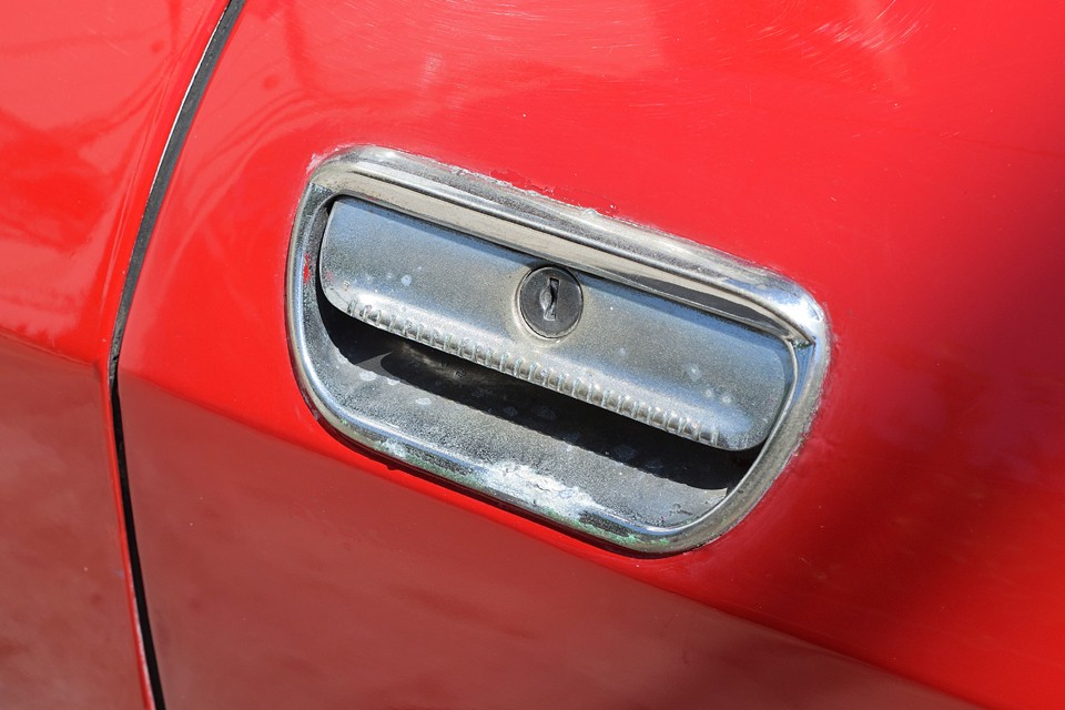 メタルコンパウンドで少しはキレイになりそうですが、ある意味、年季が入った良い感じと言えなくもない？！