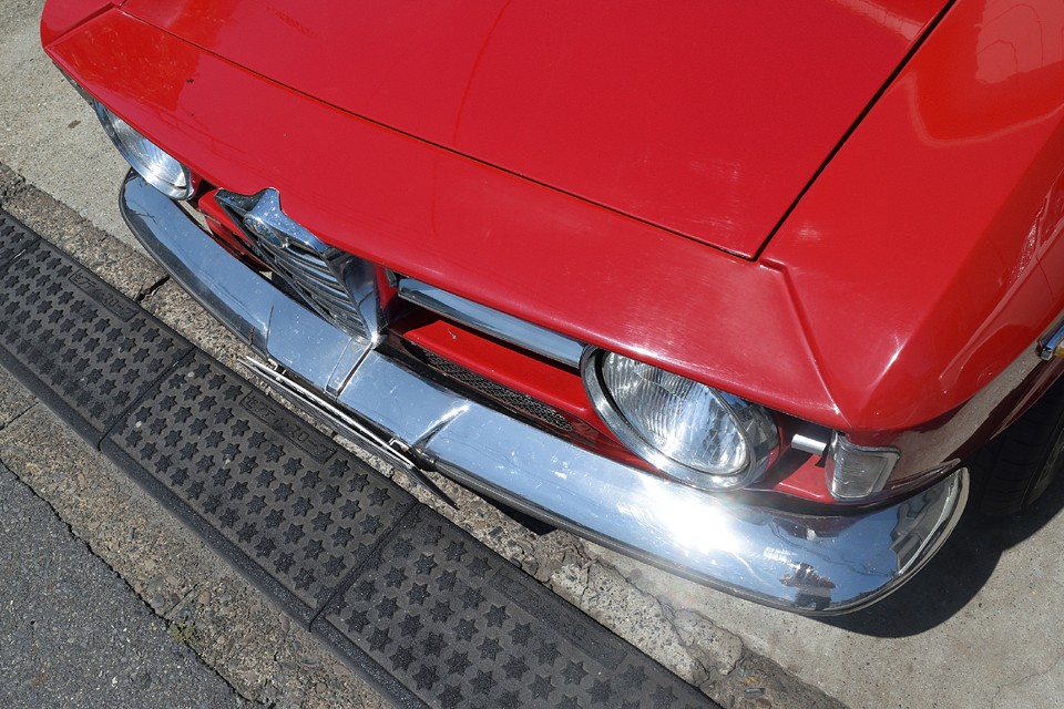 前後のスタイルの肝とも言えるバンパーは、小さなサビはポツポツあるものの、少し磨いただけでご覧の輝き！もっと念入りに磨いてあげれば更に復活しそうです。