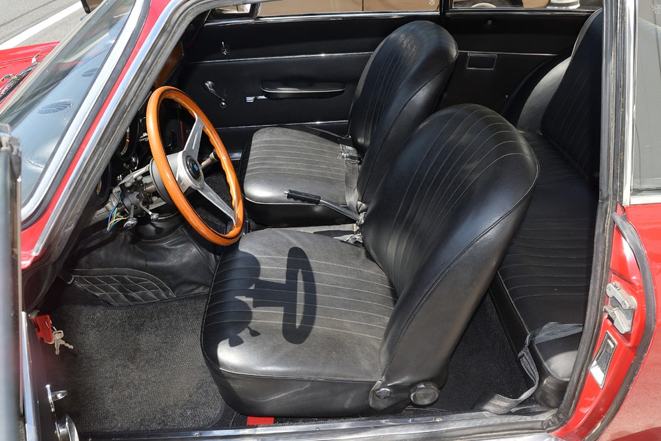 ほとんどがブラックビニールレザーで覆われた男気溢れるクールなインテリアで、紅一点ならぬ、木目一点のステアリングが良いアクセント！