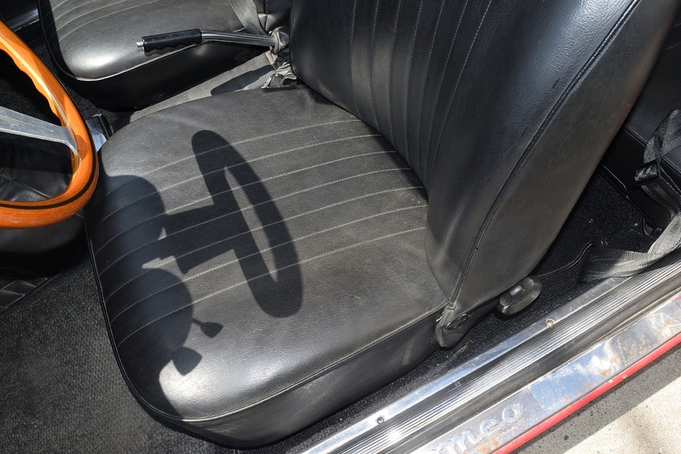 使用感はありますが、ひどい破れやステッチのほつれも見受けられません。年式を考えると、とても状態が良いので過去に張替えられているのかもしれません。