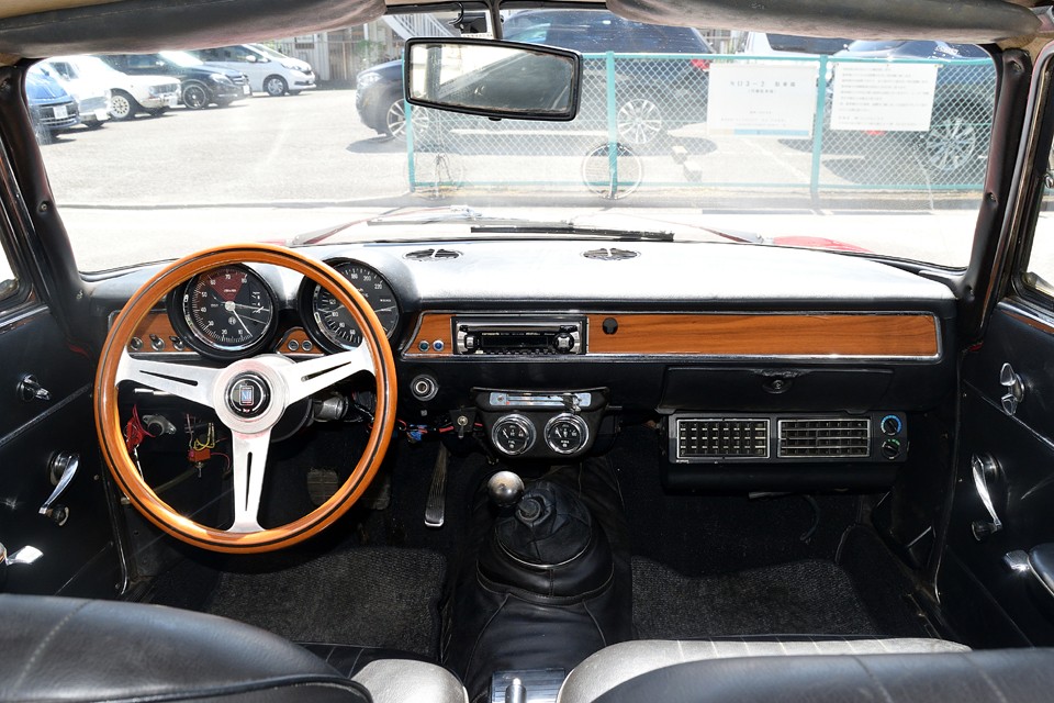 60年代ですね～、アルファですね～、走るために過不足なしの装備が潔い！ドライバーに向いた見やすいメーターが、ドライバーズカーの証！
