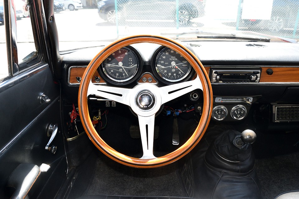 右手を上げればそこにシフトレバー、脚を上げればそこにアクセルペダル、走行する上でのストレスを感じさせない造りがさすがアルファ！