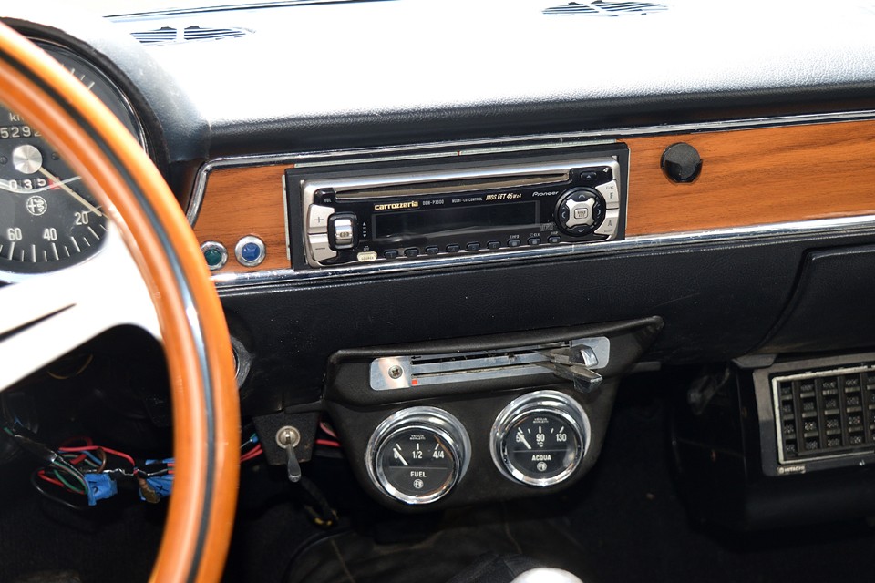 分かりやすくレイアウトされたオーディオ、空調レバー、水温計、燃料計。オーディオは取りあえず設置されていますが、結線されていないのか、現在通電していない状態です。