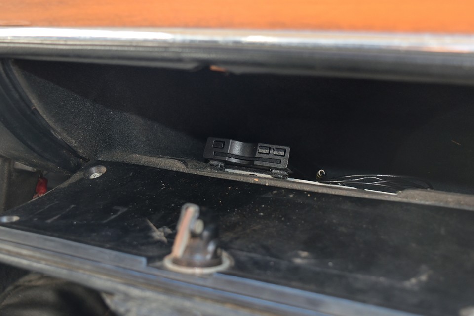 グローブBOX内にETCを装備。左ハンドル車にはもはや必須の装備ですね。