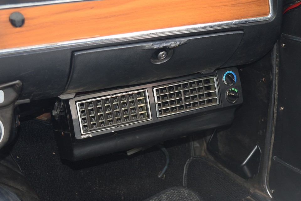 吊り下げ式のクーラーユニットが装備されていますが、配管は外してあるのでクーラーとしては機能していません。ただ、電源は生きていますので、扇風機としてなら使用可能！しかも風量はかなり強力！