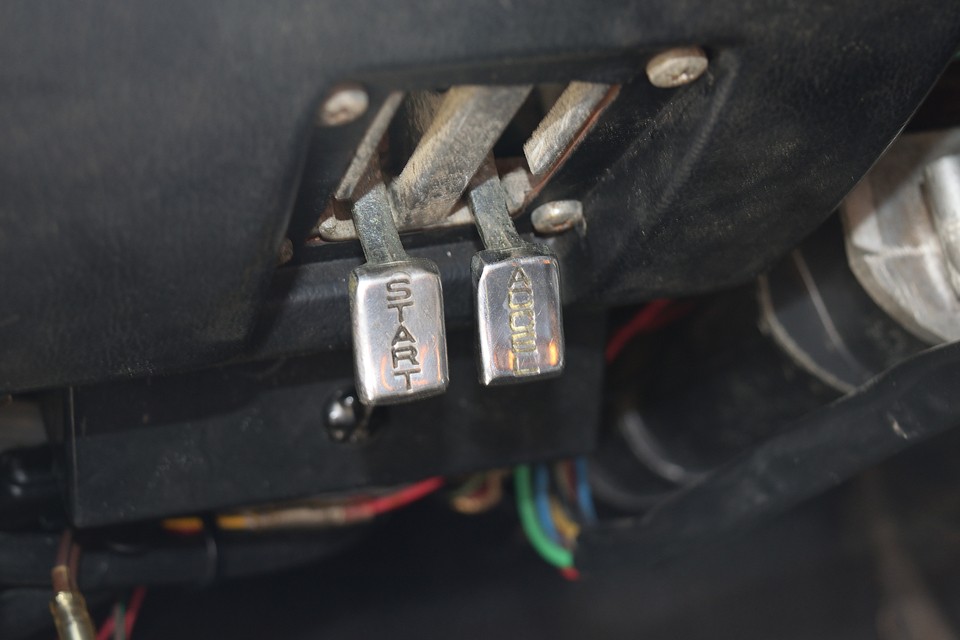 アルファには2つのチョークレバーがあります。STARTが混合気を濃くする通常のチョークで、ACCELは文字通り、アクセルを踏むのと同じ動きのスロットルチョーク。