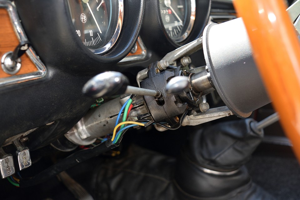 現在、ハンドルコラムカバーが外れた状態です。イグニッションシリンダーを交換しようとして途中のようです。新品イグニッションシリンダー＆キーセット、それにコラムカバーももちろんあります。