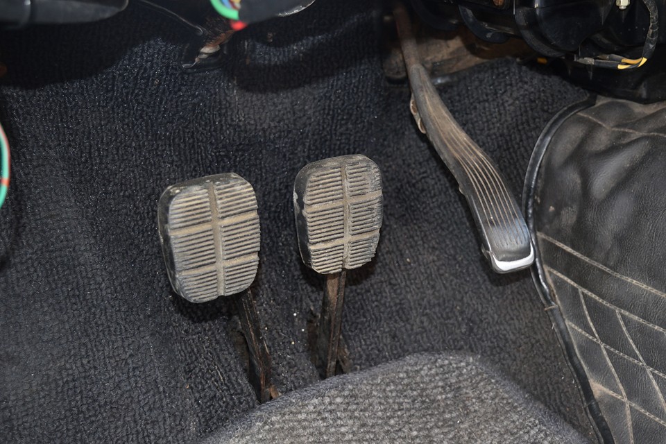 オルガン式ペダルは初めてだと違和感を覚えるかもしれませんが、直ぐに慣れます。って言うか、慣れるとこちらの方が自然に感じるかもしれません。