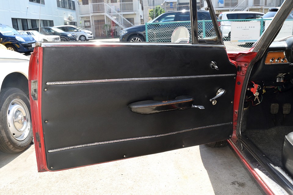 ドア内張にヒドイ破れや損傷はありませんが、それなりの使用感は有ります。