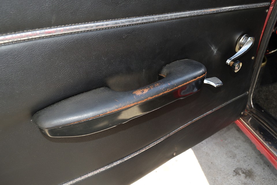 特に取っ手には年式相応の擦れがあります・・・が、個人的にはこういう自然な擦れは、このままでもよいのではないかと・・・。