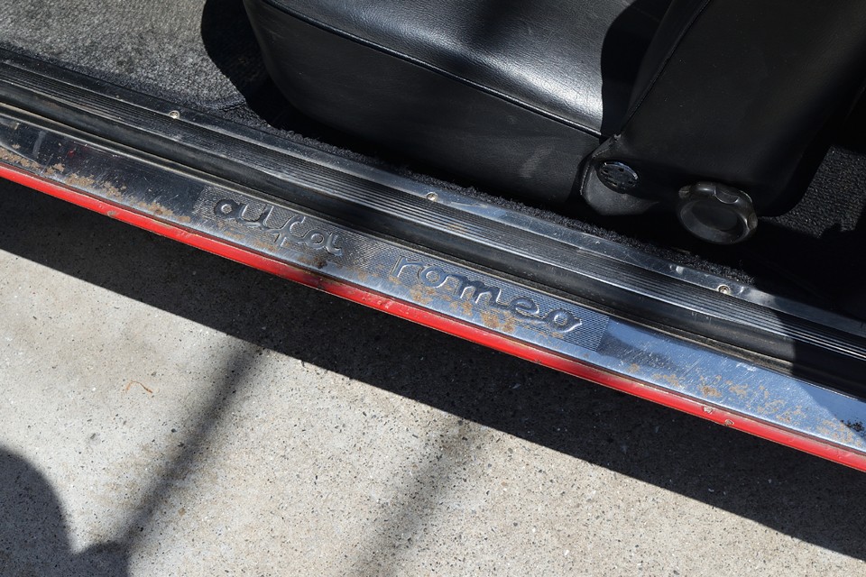 スカッフプレートもサビ多めの状態ですが、105系アルファはこういう部品も入手が容易なので、ご自身で仕上げていくのも楽しいかと。