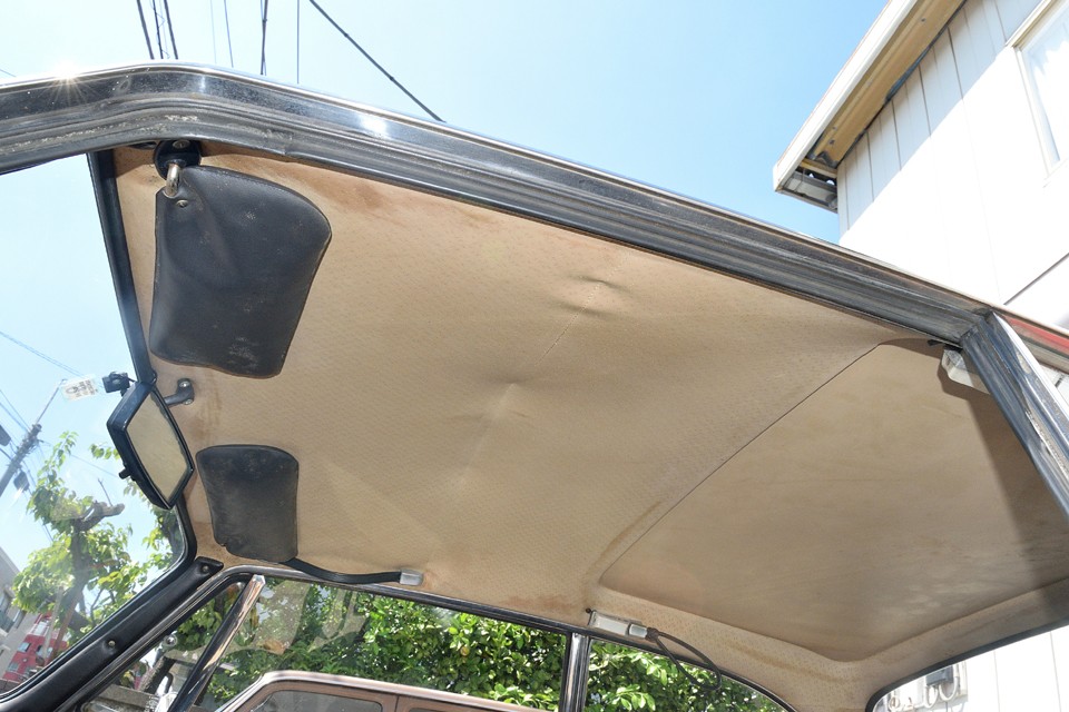 経年で変色した天張り。破れや垂れはないのでこのままでも良いと思いますが、白いパンチングビニールレザーなんかで張り替えると一気に清潔感のある室内になりそうです。