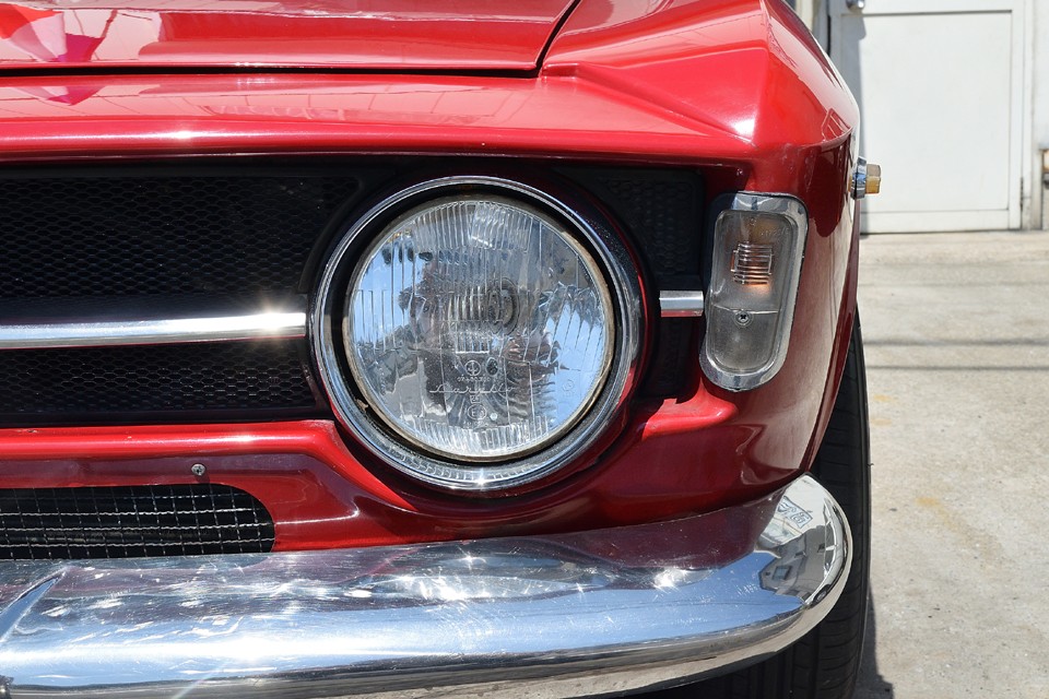 ガラス製のヘッドライトは割れはもちろん、くもりもほとんどありません。ライトリムもこの輝きなので、外装は塗装以外はかなり良い状態だと思います。