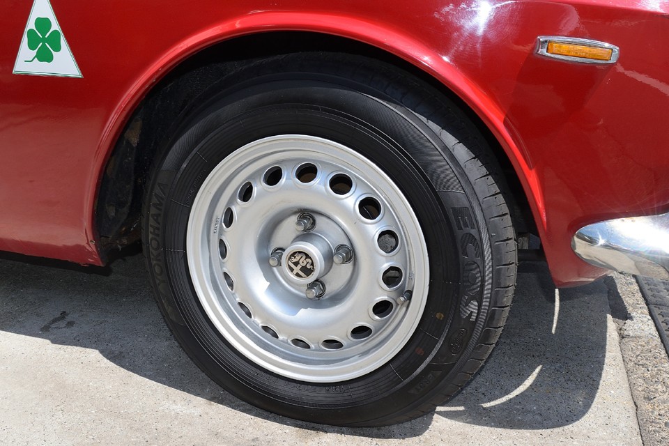 ホイールはジュリア定番のGTAタイプのアルミホイール。比較的新しい物のようで、目立つキズや酷い汚れも無く、真新しい状態。