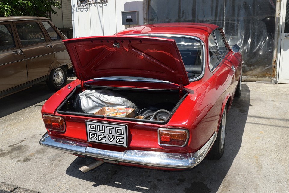 リア下がりのボディスタイルなので、トランクはそれほど広くはないですが、日常使用でしたら十分過ぎるほど。