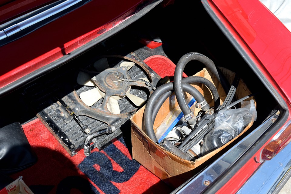 現在は取り外してあるエアコンコンプレッサーや、コンデンサーASSYも状態は不明ですが、予備部品としてお付けします。