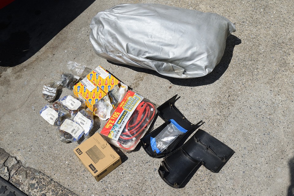 その他にも、ボディカバー、サスペンションボールジョイント×2ヶ、ロワーコントロールアームブッシュ×4ヶ、ブースターケーブル、ハンドルコラムカバーが付属します。