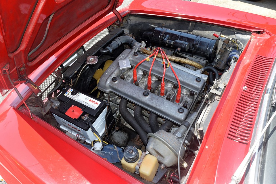 直列4気筒DOHC、1,290cc、最高出力103PS／6000rpm、最大トルク：13.97kg・m/3200rpm、車重990kg。FRで、回るNAエンジンで、1ｔ、100馬力。面白くないはずないよね～！