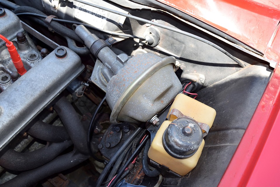 全体的に少し経年を感じさせるエンジンルームですが、まずはブレーキマスターシリンダー付近にオイルにじみの形跡はありません。