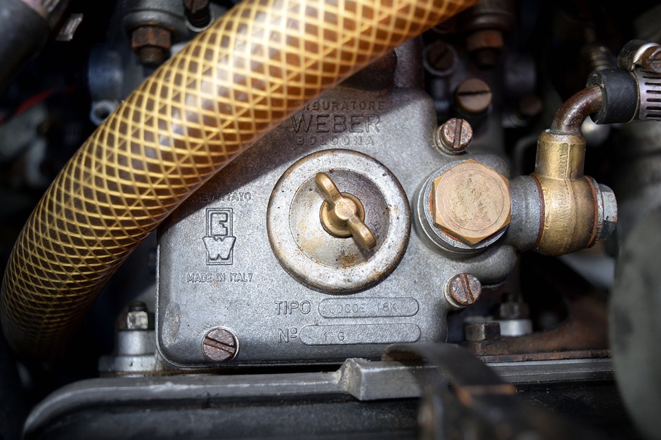 キャブはオリジナルのWEBER 40DC0E 18Kのツインキャブ！アルファでは定番とも言える扱いやすく調整も容易なキャブ。