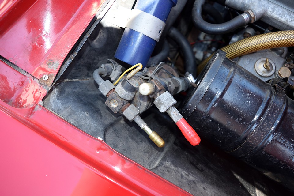 エアコンリキッドタンクは残っていますが、前述の通りコンプレッサーは外れているので、コンプレッサーに繋がる配管も外してあります。