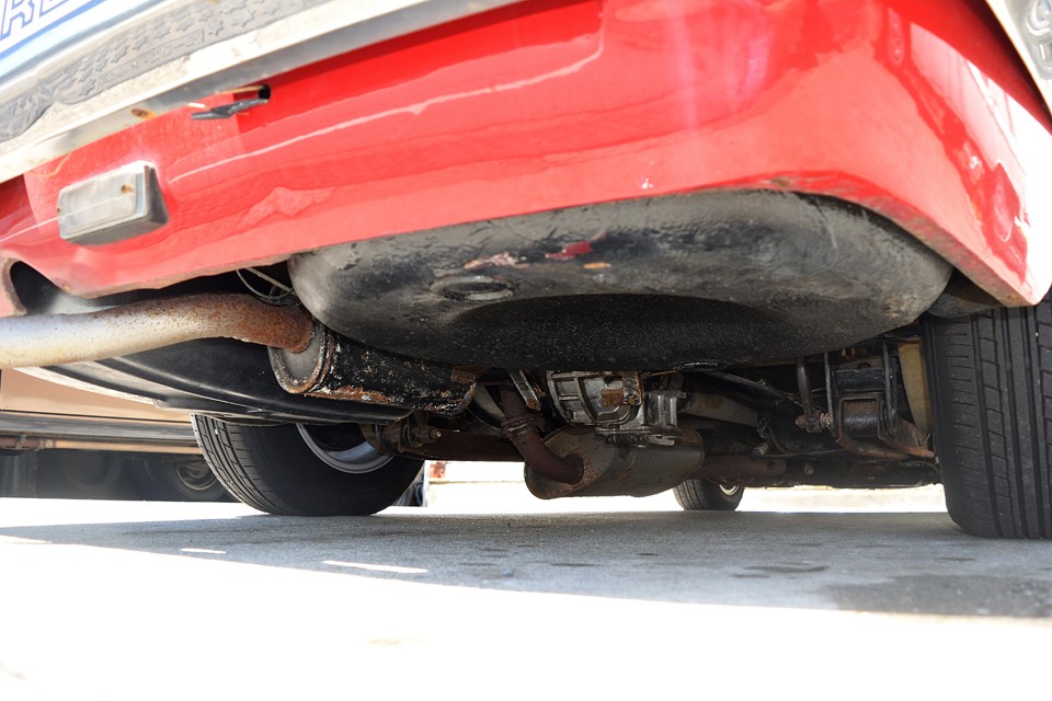 リア下周り。マフラーは現在、排気漏れはありませんが、これを見ると、もうそろそろ交換した方が良さそうな感じです。