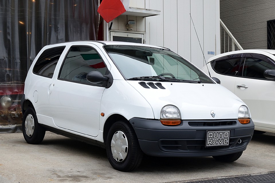 画像でもお分かりいただける通り、外装は言う事なしの状態！それもそのはず、同色オールペイントはもちろん、本来無塗装の樹脂バンパーですが、塗装屋さん渾身の「塗ったけど塗ってるように見えない塗装！」を施工済！