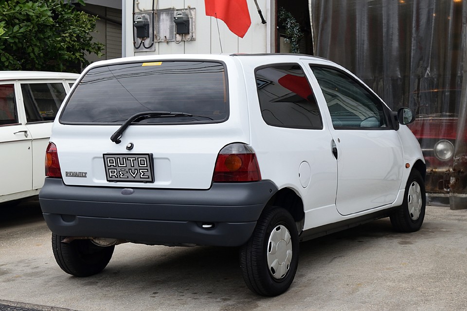 確かにキレイな状態ですが、その前に初代トゥインゴに白ってあった？と思われた貴方は相当なトゥインゴ通？！何を隠そう長年トゥインゴを見てきた私も白（BLANC GLACIER）の現車は初めてなのです。